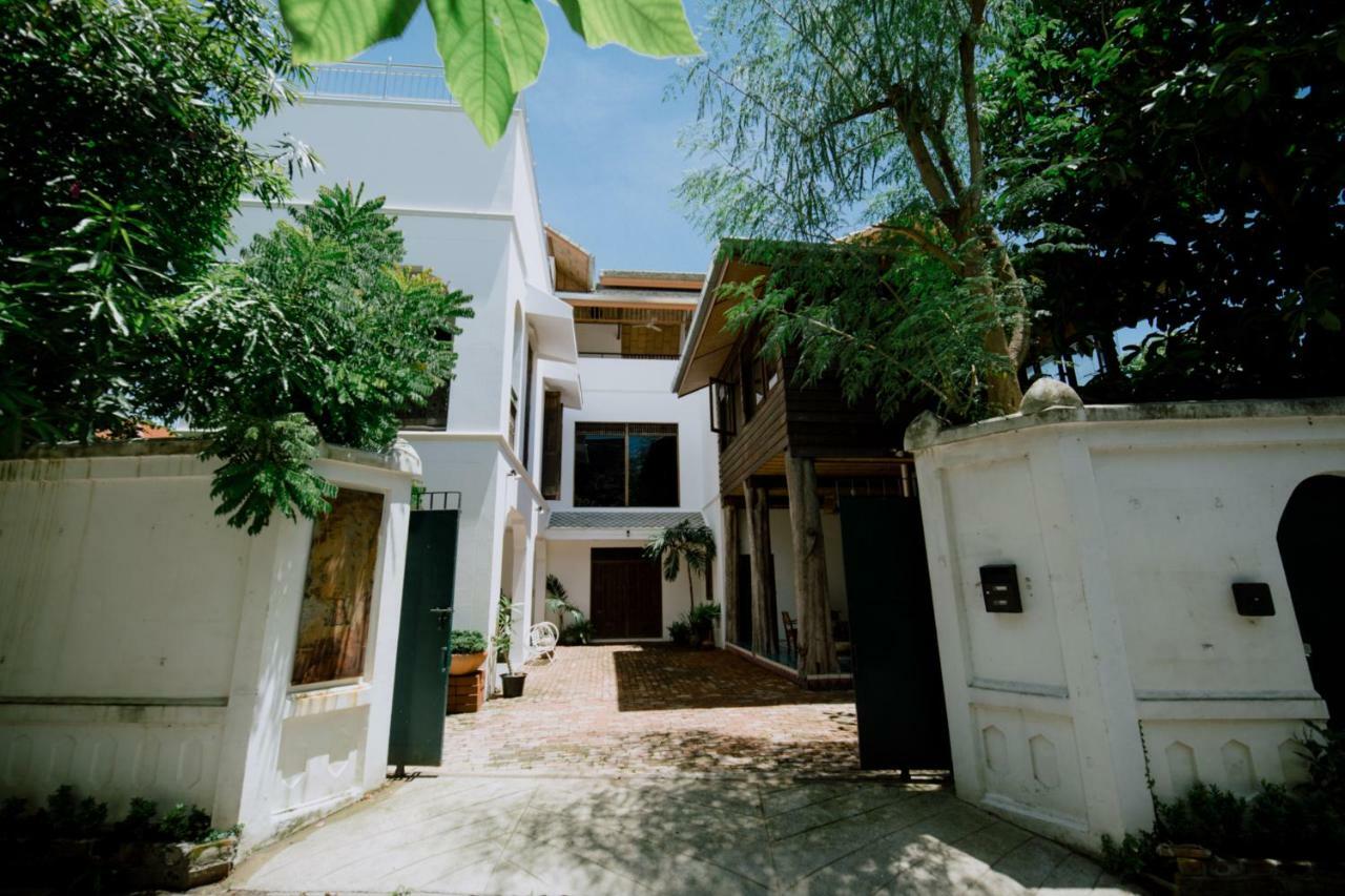 Mammoth Art Studio Pool Villa In Old City Chiang Mai Exterior photo